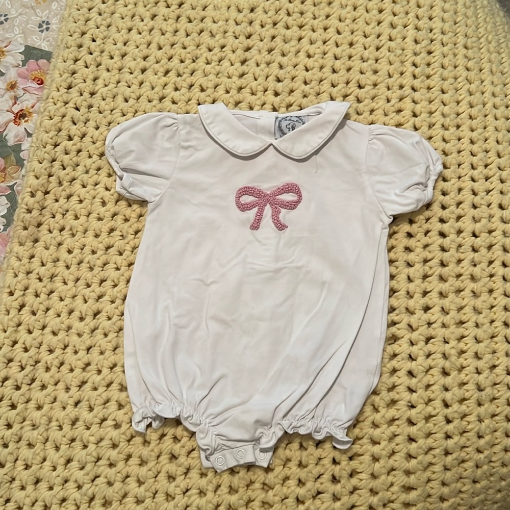 The Bella Bean White Collared Pink French Knot Bow Bubble